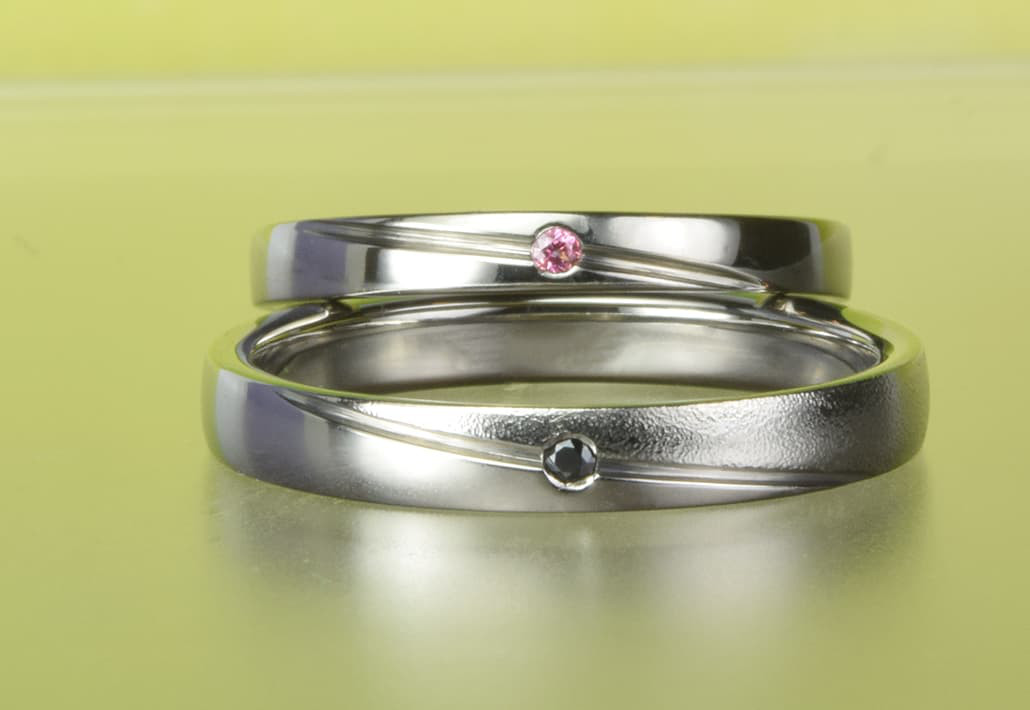 【金属アレルギー対応結婚指輪】一筋の星明かりがテーマ～Starlightお二人の誕生石入り～　MG-022