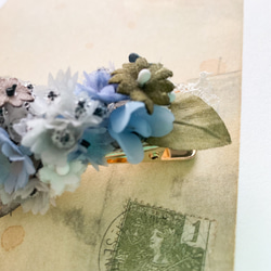ナチュラルライトグレーとブルーグリーンな花畑のヘアクリップ 3枚目の画像