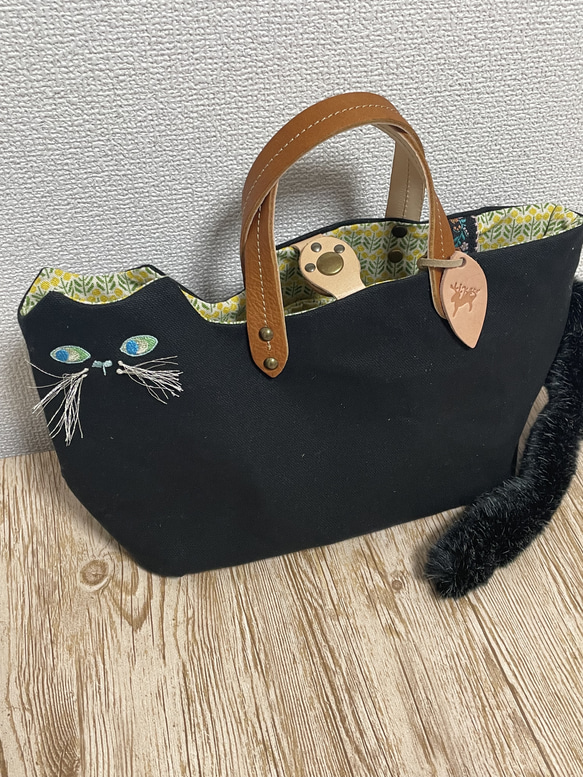 黒猫ニャーの帆布トート　気分が上がる猫バッグ　北欧カバン　モフモフファーのしっぽ 3枚目の画像