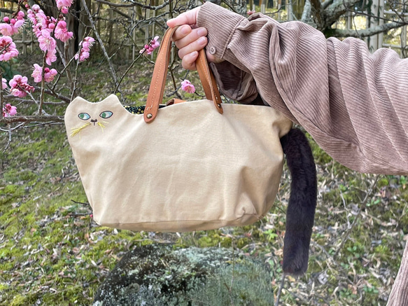 黒猫ニャーの帆布トート　気分が上がる猫バッグ　北欧カバン　モフモフファーのしっぽ 13枚目の画像