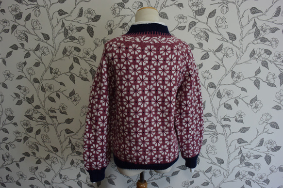 サイト限定価格小豆色とネイビーの小花セーター 6枚目の画像