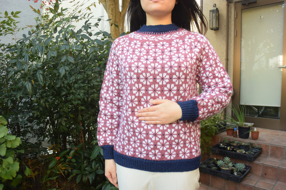 サイト限定価格小豆色とネイビーの小花セーター 1枚目の画像