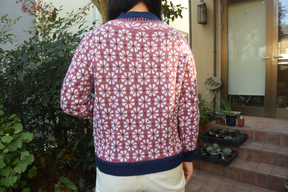 サイト限定価格小豆色とネイビーの小花セーター 3枚目の画像