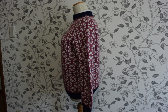 サイト限定価格小豆色とネイビーの小花セーター 5枚目の画像