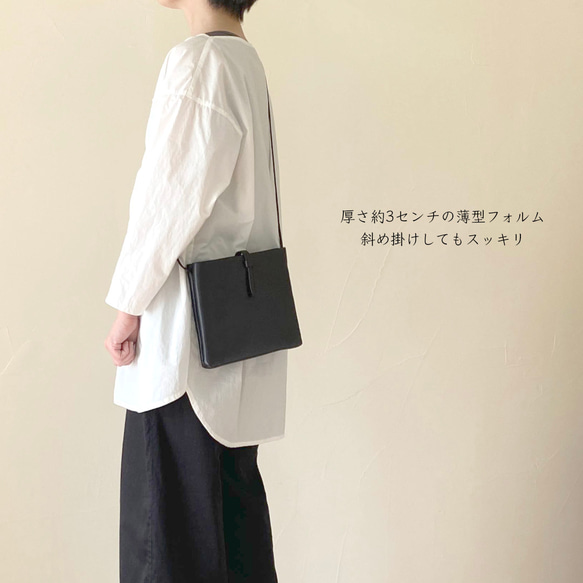 サッと荷物を取り出せるイタリアンレザーのポシェット(ブラック)／サコッシュ　ミニショルダー【受注製作】 3枚目の画像