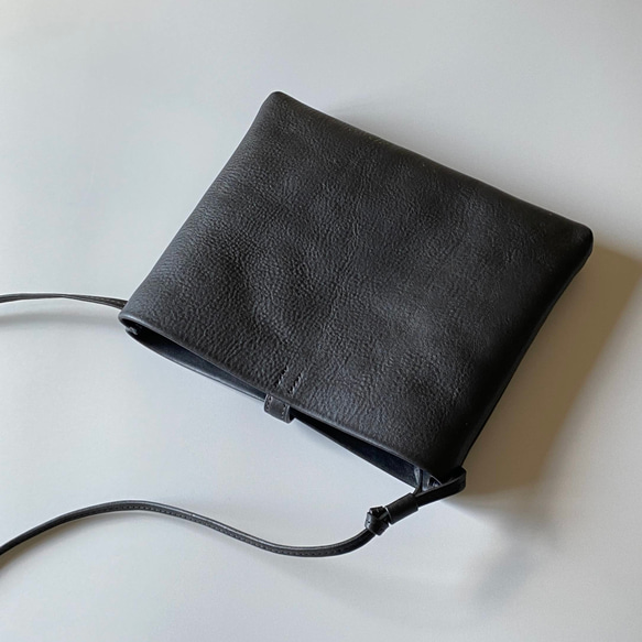サッと荷物を取り出せるイタリアンレザーのポシェット(ブラック)／サコッシュ　ミニショルダー【受注製作】 15枚目の画像