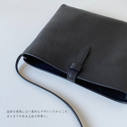 サッと荷物を取り出せるイタリアンレザーのポシェット(ブラック)／サコッシュ　ミニショルダー【受注製作】 4枚目の画像
