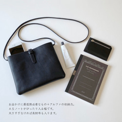 サッと荷物を取り出せるイタリアンレザーのポシェット(ブラック)／サコッシュ　ミニショルダー【受注製作】 6枚目の画像