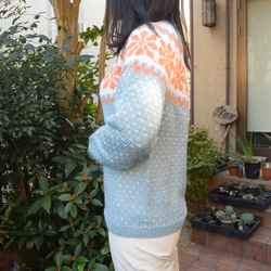 ブルーグレーとアプリコットのセーター 2枚目の画像