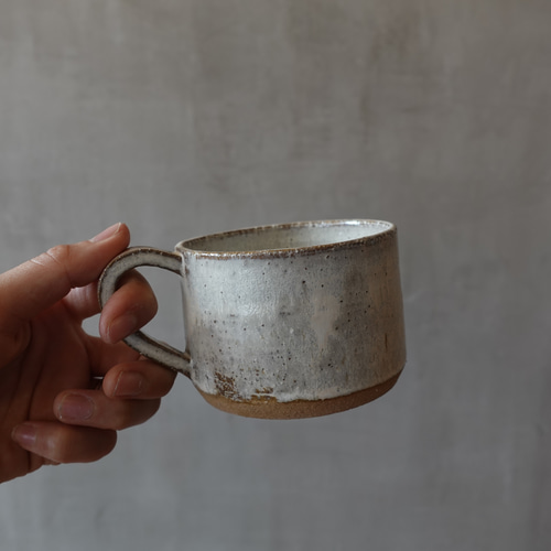 赤土に淡い白の釉薬が映えるコーヒーカップ マグカップ mayako
