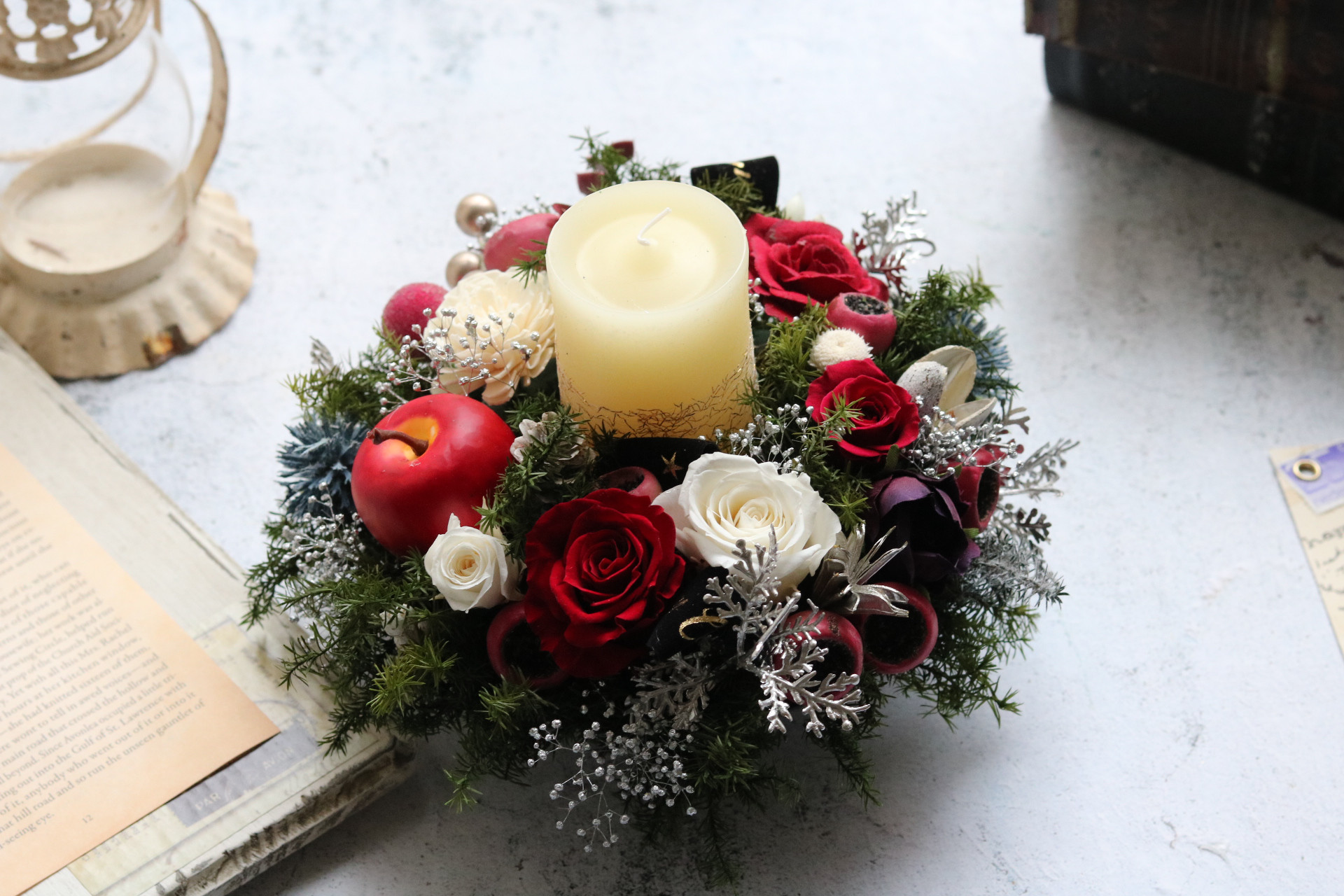 クリスマスキャンドルフラワーアレンジ♡ベルベットローズのフラワーアレンジメント クリスマスキャンドルアレンジメント2024ならFlower&Plants