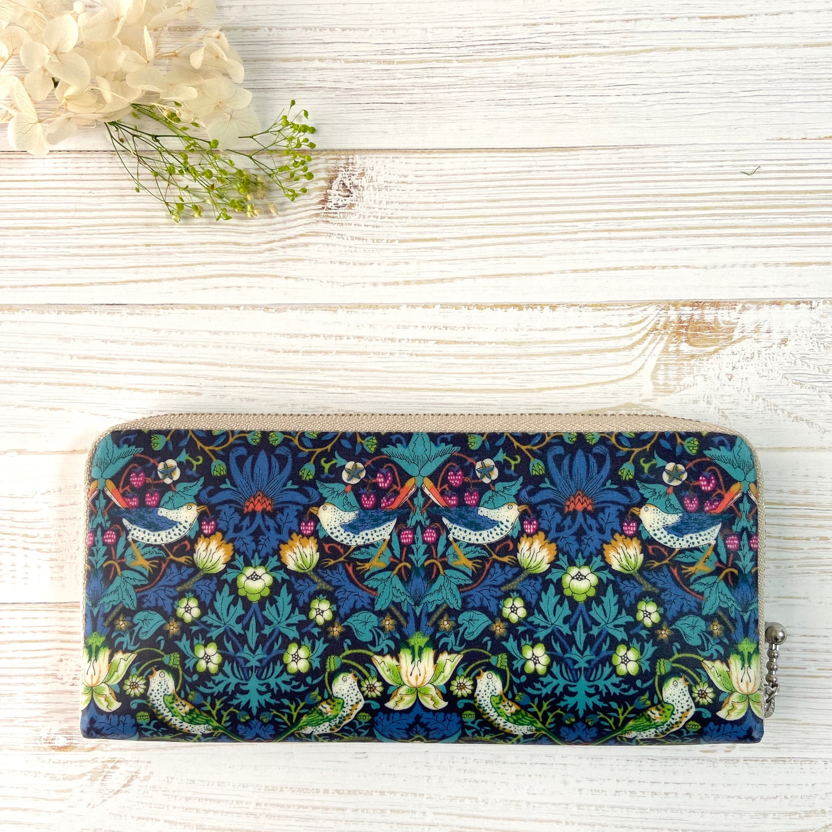 ＊ラミネート＊ コンパクトラウンドファスナー財布 ストロベリー・シーフ グリーンネイビー いちご泥棒リバティプリント使用