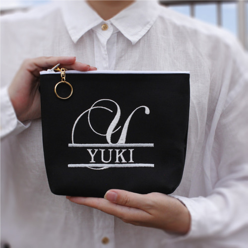ポーチ】【名入れ】お名前 オーダー刺繍 化粧ポーチ 白 黒