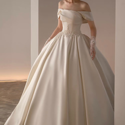 オフショルダー  シルクサテン　ウェディングドレス　プリンセスラインドレス 10枚目の画像