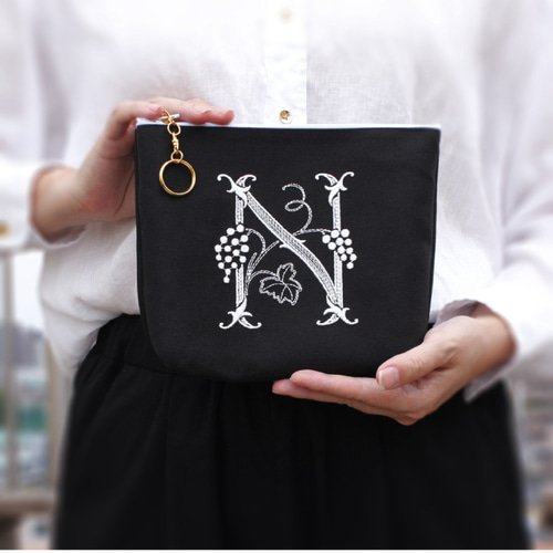 ポーチ】A～Zまで イニシャル 刺繍 化粧ポーチ 白 黒