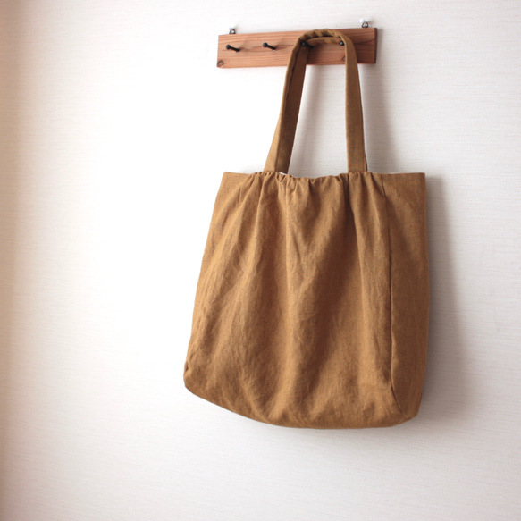 ふんわりリネンのギャザーバッグ（マスタード） 2枚目の画像