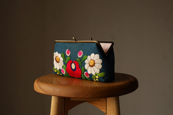 ブルーグリーンリネン　花刺繍　がま口ポーチ　L 4枚目の画像