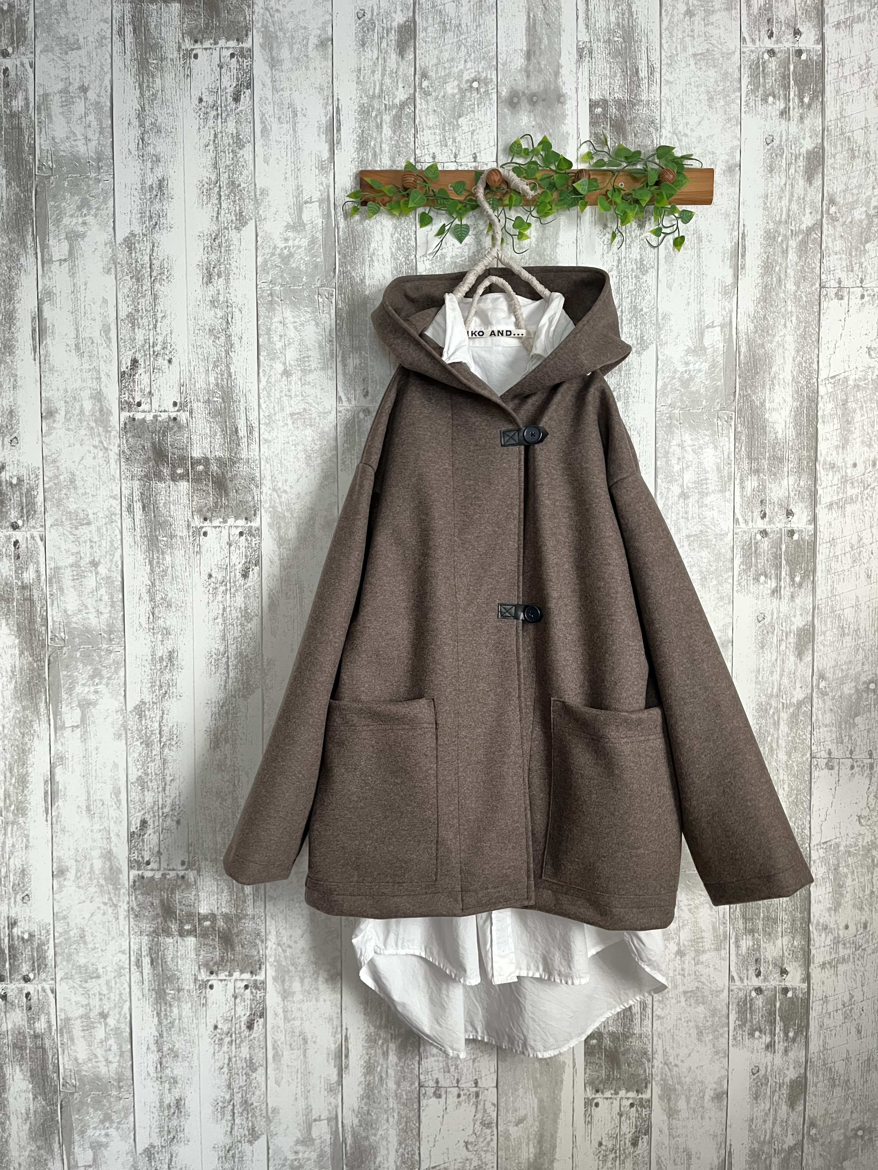 なめらかブラウンニットウール混フード付きハーフコート コート Kym