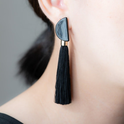 2way 黒いガラスのタッセルピアス ピアス（スタッド・一粒） Luz-Mari