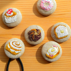 パンとお菓子-くるみボタンヘアゴム-手刺繍 2枚目の画像