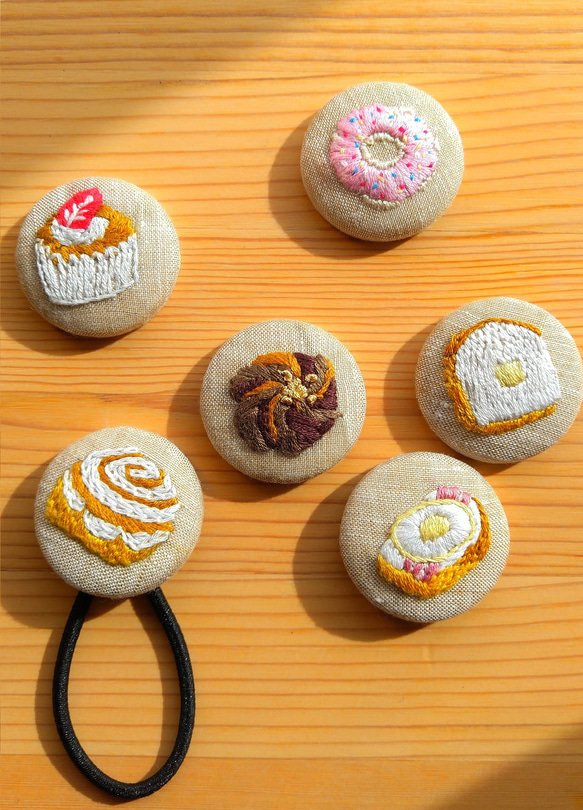 パンとお菓子-くるみボタンヘアゴム-手刺繍 2枚目の画像