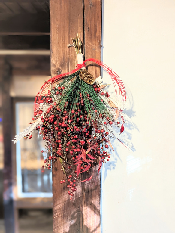 特集掲載】紅白がめでたい南天の実がほっこり温かなドライフラワー