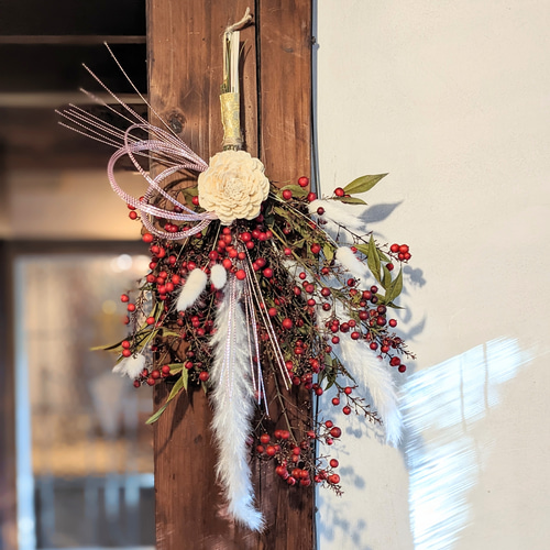 たわわに実った南天と雲雀やポポラスのシックなブーケドライフラワー