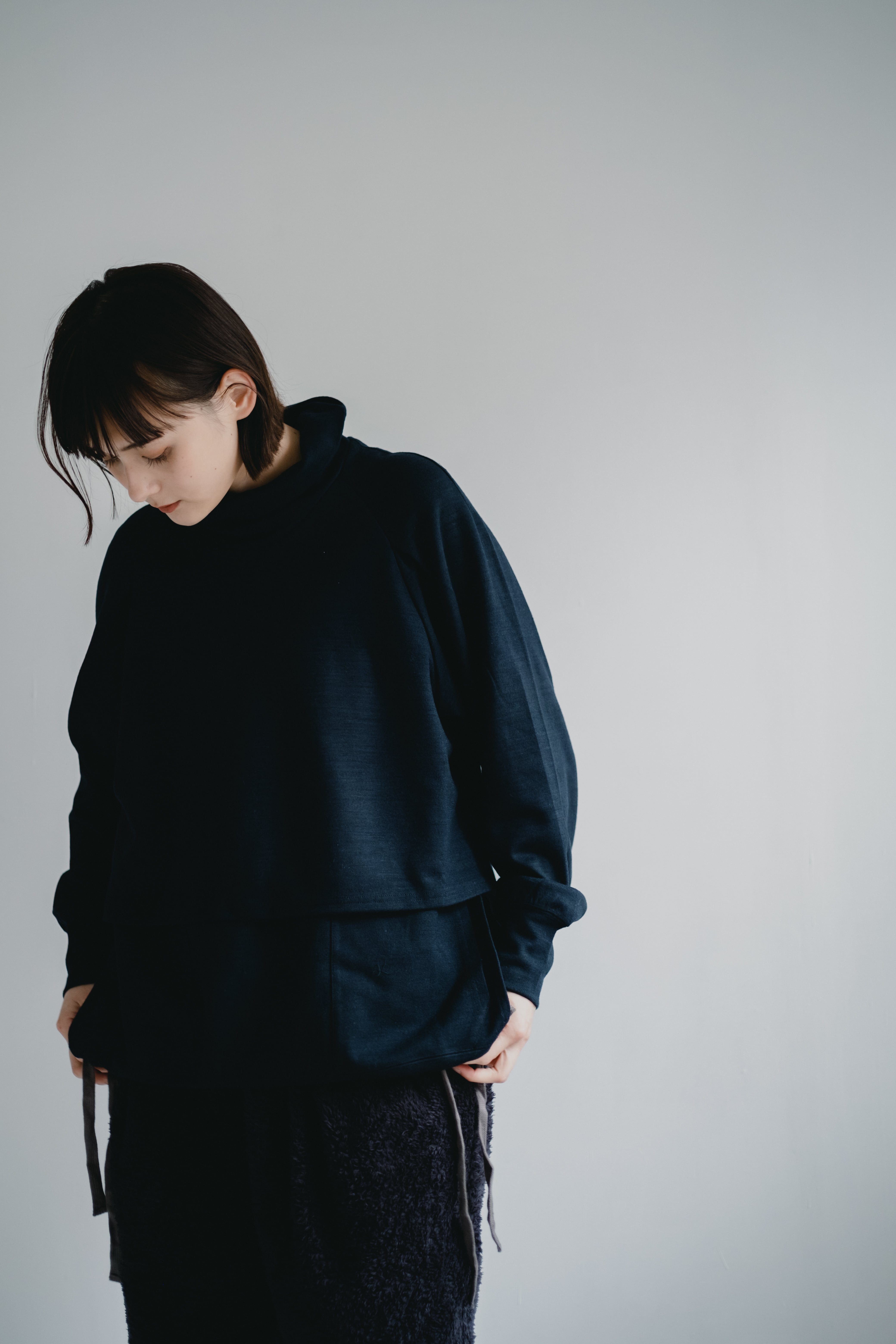 overlap high neck side slit pullover（beetle)