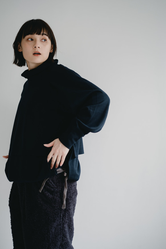 overlap high neck side slit pullover（beetle) 2枚目の画像