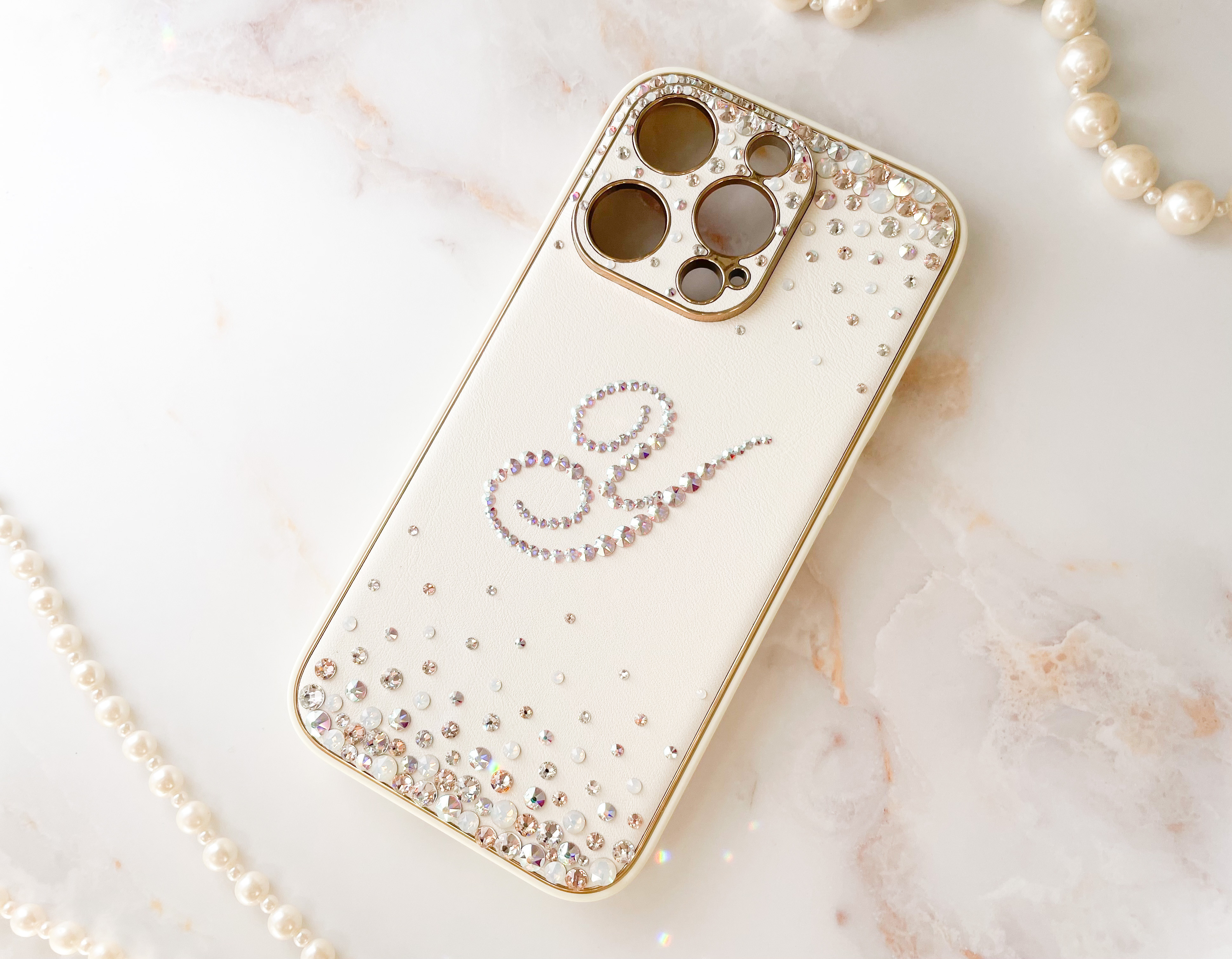 Phone16pro,Max,15,14,他 ホワイト イニシャル ケースオーロラmix スワロフスキー デコレーション