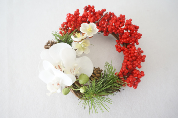 【Creema限定・１点物】胡蝶蘭と赤い実のお正月飾り 2枚目の画像