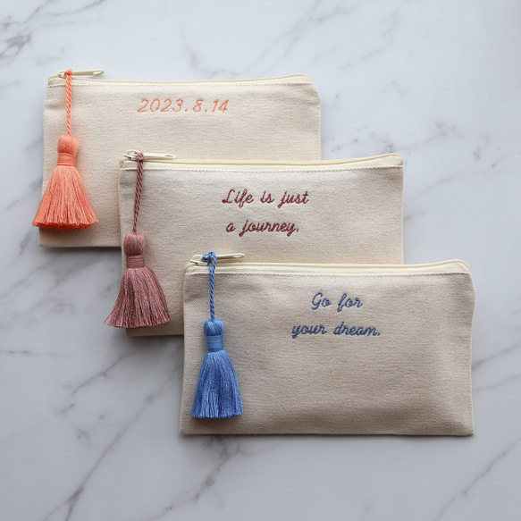 【手書き風筆記体】フラットポーチmini ┃名入れ メッセージ 刺繍 イニシャル 名前入れ 名前入り 文字入れ 10枚目の画像