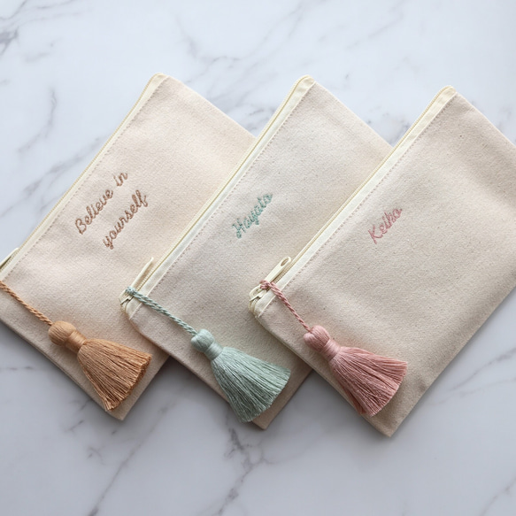 【手書き風筆記体】フラットポーチmini ┃名入れ メッセージ 刺繍 イニシャル 名前入れ 名前入り 文字入れ 16枚目の画像