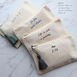 【手書き風筆記体】フラットポーチmini ┃名入れ メッセージ 刺繍 イニシャル 名前入れ 名前入り 文字入れ 4枚目の画像