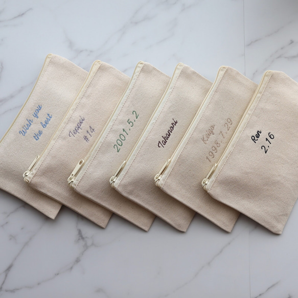 【手書き風筆記体】フラットポーチmini ┃名入れ メッセージ 刺繍 イニシャル 名前入れ 名前入り 文字入れ 17枚目の画像