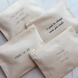 【手書き風筆記体】名入れ 3段メッセージ フラットポーチ ┃刺繍 イニシャル 名前入れ 名前入り 文字入れ 3枚目の画像