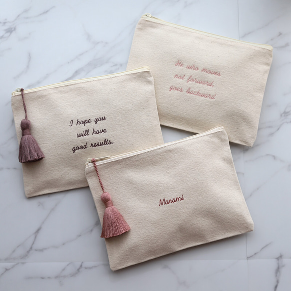 【手書き風筆記体】名入れ 3段メッセージ フラットポーチ ┃刺繍 イニシャル 名前入れ 名前入り 文字入れ 1枚目の画像