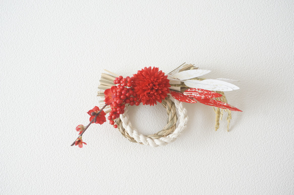 紅白カラーの菊と梅のお正月飾り 2枚目の画像