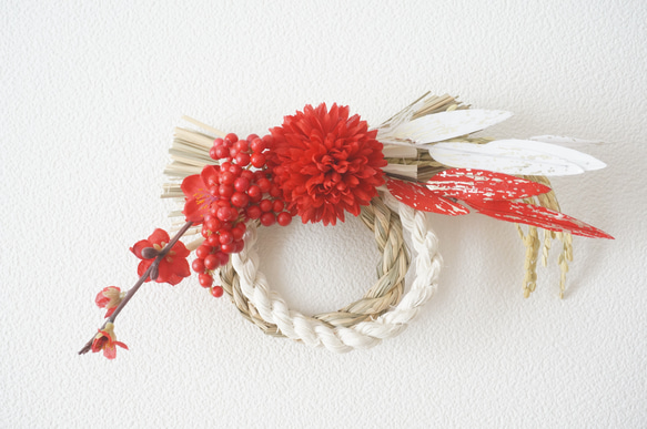 紅白カラーの菊と梅のお正月飾り 3枚目の画像