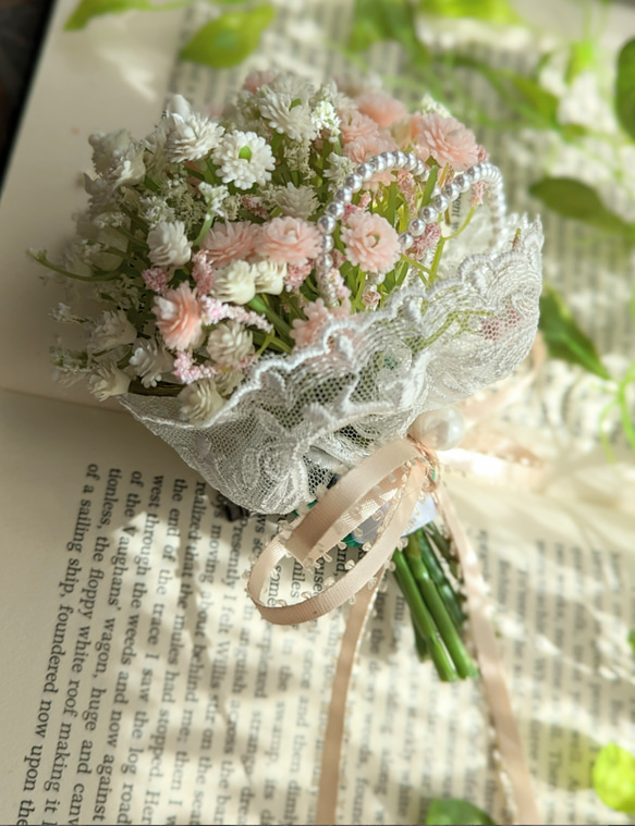 與包裝♡新作品！ 2WAY 花束胸花，優雅的白色和粉色霧霾草和蕾絲 入學典禮 畢業典禮 第2張的照片