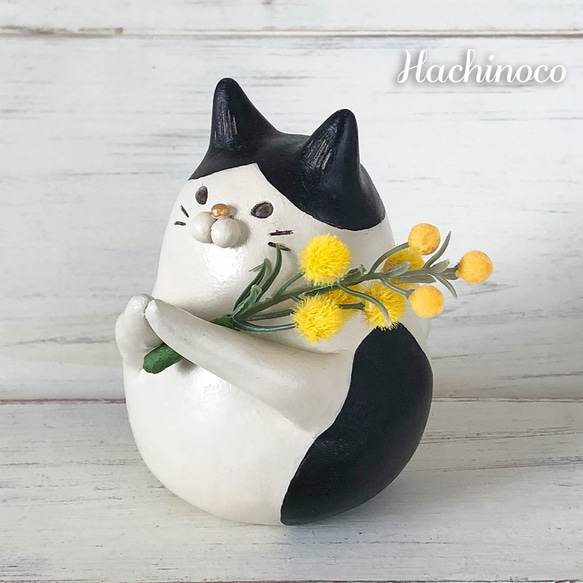 【猫好きさんに】ミモザを持つ白黒猫オブジェ（アーティシャルフラワー） 2枚目の画像