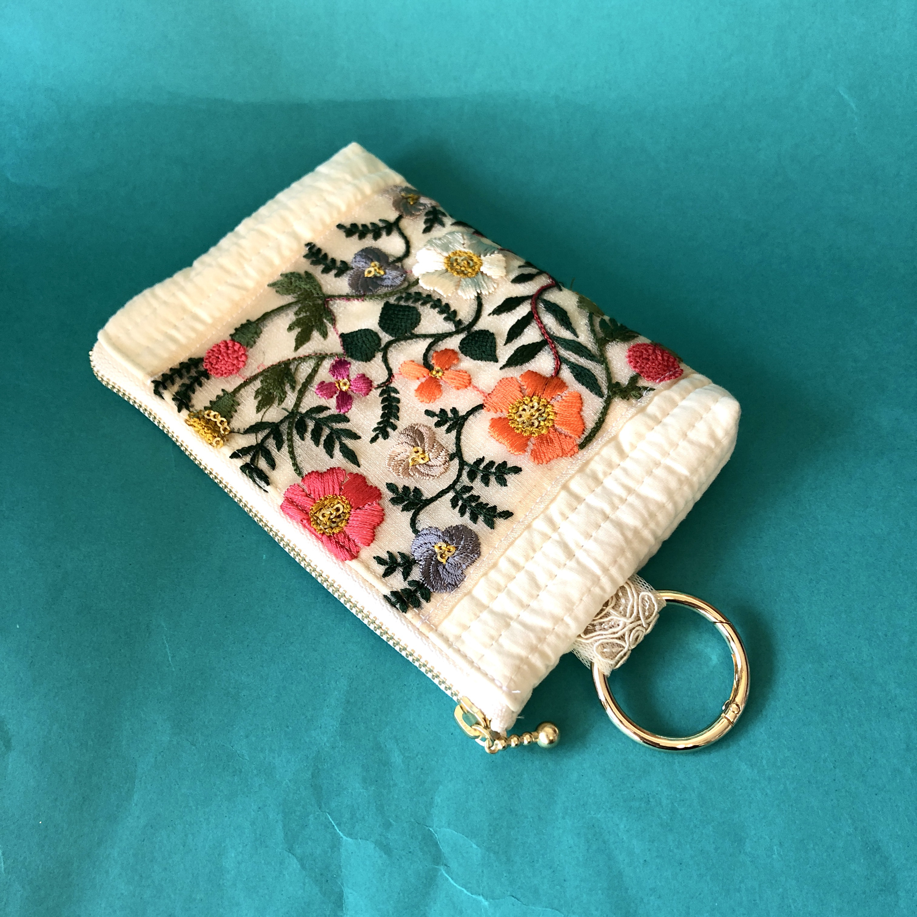 イブルキルトのポーチ インド刺繍リボン 丸カラビナ ヌビ マチ