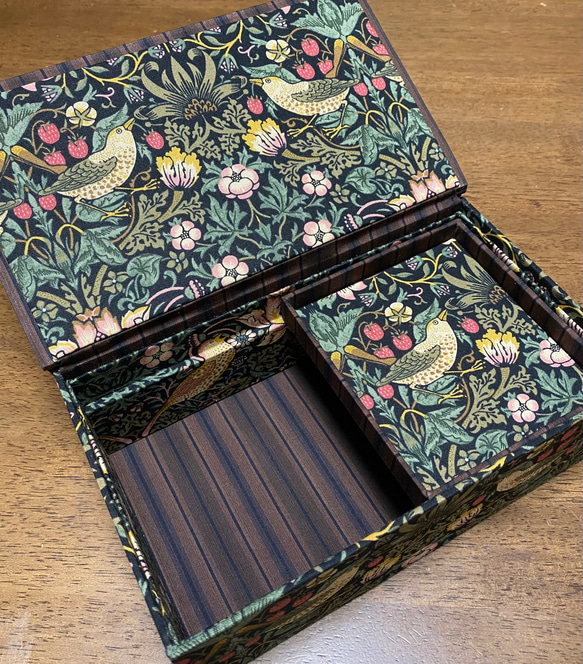 [William Morris裁縫箱シリーズ]  イチゴ泥棒生地のソーイングケース 4枚目の画像