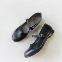 正式場合，這款柔軟的繫帶平底鞋（編號 114）會讓您的雙腳倍感舒適。 第2張的照片