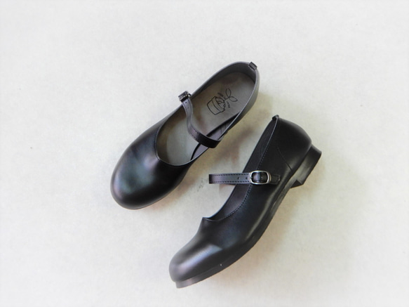 正式場合，這款柔軟的繫帶平底鞋（編號 114）會讓您的雙腳倍感舒適。 第2張的照片