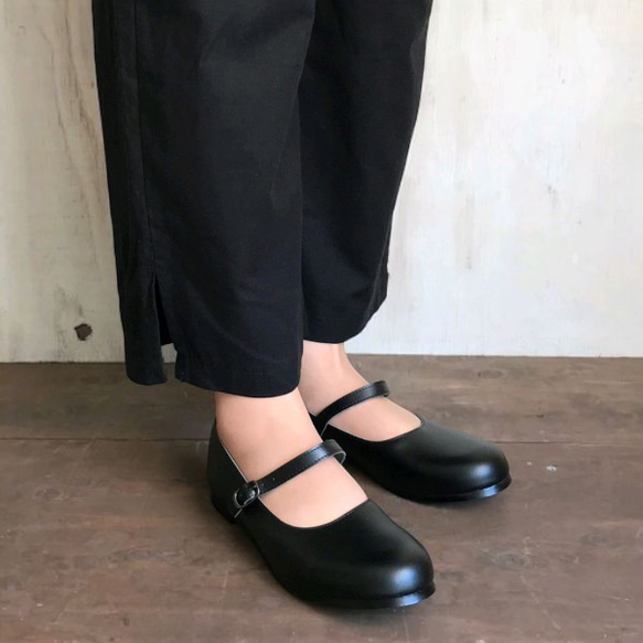 正式場合，這款柔軟的繫帶平底鞋（編號 114）會讓您的雙腳倍感舒適。 第1張的照片