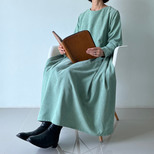 大人の可愛さを上品に格上げ。クラシカルな英国風コーデュロイ