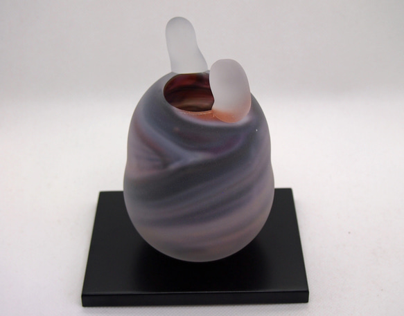 ガラスのウサギ　花器　マーブルピンク 紫　 3枚目の画像
