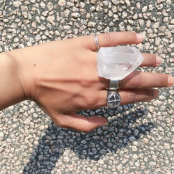 ハンドメイド リング シルバー メタル 天然石 水晶 クリスタル ポイント クリア フロスト フリーリング 指輪 3枚目の画像