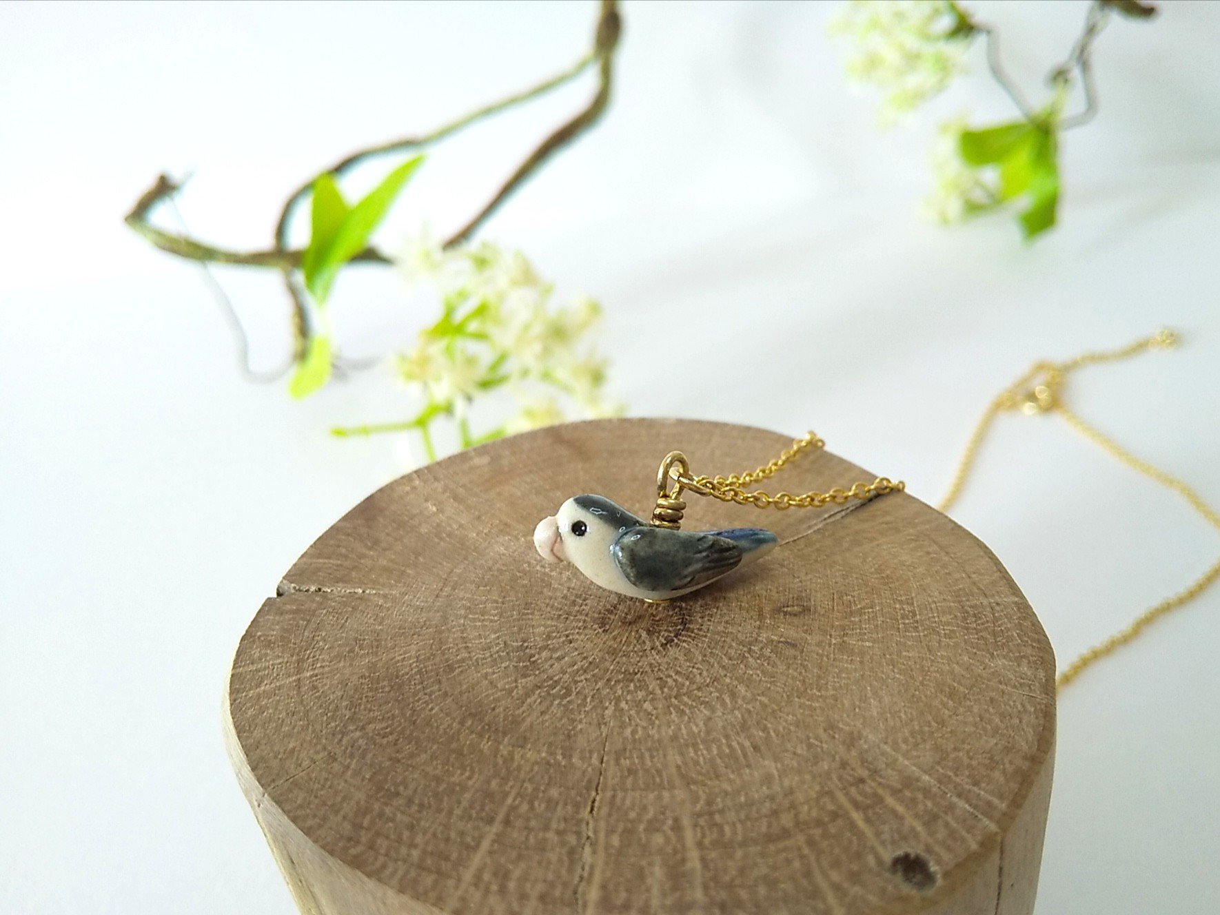 コザクラインコのネックレス・暗色ブルー系